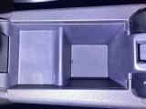 アームレスト付きセンターコンソールボックス装備。収納付きなのでちょっとした小物を入れるのに便利です。
