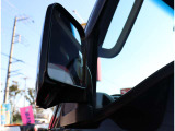 自社工場を3拠点完備しております。重整備やカスタムを始め、ご購入後のお車のメンテナンスも弊社にお任せください。