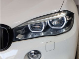 BMWの伝統の丸目4灯ヘッドライトでございます。LEDライトで視認性もよく明るく安全性の向上につながります。