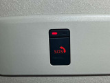【SOSコール】事故や急病の時にボタンひとつで専門のオペレーターに接続。エアバックが開く事故の時は自動でオペレータに接続してくれます!