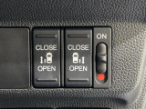 【両側パワースライドドア】両側がパワースライドドアになっており、運転席のスイッチやスマートキーのボタンからでも開閉が可能です!狭い駐車場でのお子様の乗り降りに便利!スマートキーからの遠隔操作も可能です