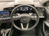 3本スポークレザー巻きステアリング!一度握ると手を放したくなくなるような、手触りの良いステアリングです。