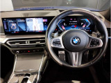 【ハンドル】ドライバーとBMW車の一体感がダイレクトに伝わるステアリングホイール。形状・太さへの拘りに加えて、操作性を高める為にスイッチ類も配置。クイックかつ安定のドライビングを体感下さい!