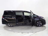 Honda独自のセンタータンクレイアウト、低床設計で床が低くドアも大きく開きますので、女性やお子様、ご年配の方にも一段と乗り降りがしやすくなっています。