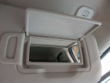 運転席側と助手席側にバニティミラーついていますちょっとした身だしなみが確認できます。