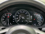 速度や燃料残量など、運転に必要な情報を運転席から確認しやすい配置です。中央の表示部でも走行に関する情報を把握でき、日々の運転時に必要な情報をひと目で確認できます。