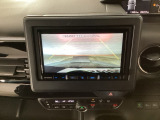 【バックカメラ】運転が苦手な方も車庫入れラクラクです!ギアをリバースに入れれば自動的に切り換わりますので、面倒な操作は不要です♪狭い駐車場もお車を傷つけず安心ですね!