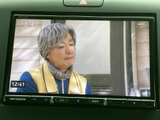 テレビ画面を備えており、停車中に番組を視聴して車内で過ごす時間を楽しめます。画面上で放送内容を確認でき、休憩時にも活用しやすい装備です。映像は停車中にお楽しみください。