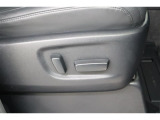 パワーシート搭載。微妙な調整が手軽にでき、ピッタリのポジションで運転することが可能です。