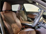 【コックピットシート】BMW車の主役席。車体中央にくる様に配置し車両重心とが一致する事でドライバーと車との一体感あるドライビングを実現。人間工学に基づき形成した形状が長時間のドライブ疲労も軽減します!