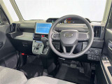 運転席まわりです。 各操作スイッチは使いやすい位置に配置されてます。