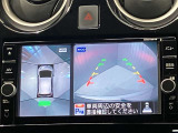 【アラウンドビューモニター】車を上から見下ろしているかのような映像で周囲の状況がひと目で確認、狭い駐車場に駐車するときも安心です♪