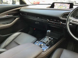 ドライバーが心に余裕をもって運転に集中できること、助手席や後席からもすっきりと前を見通せる空間の起点となり、全員が安心してドライブを楽しめることをモットーにシンプルなレイアウトとなっています。