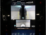 左右のサイドカメラ映像を同時に表示し、車両周囲の死角をしっかりカバー。狭い道や駐車時の接触リスクを減らし、安心して操作できる視界を確保します。