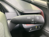 レバーには操作内容を示す表示がまとまり、運転席から位置や表示を確認しやすい配置です。灯火類に関わる機能を手元に集約し、日常の運転を支える装備として便利です。