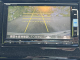 後方の様子を画面に映し、駐車時の周囲確認をサポートします。ガイド線も表示されるため、車庫入れや狭い場所での後退時に位置関係をつかみやすく便利です。