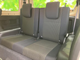 後席は左右に座席を配置し、それぞれにヘッドレストを備えた落ち着いた空間です。窓から外の様子を見やすく、同乗者もくつろぎやすい座席まわりで、家族や友人との移動に便利です。
