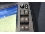 全ての窓が運転席から操作できます。今やほぼ当たり前ですが、無いと不便なアイテムですよね。ウインドウロックも装備しています。