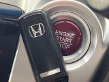 【Hondaスマートキー】カバンやポケットに入れたままでもドアの施錠・解錠が可能なスマートキーを装備。エンジンのオン・オフ時もカギを取り出す必要が無いからとっても便利です♪