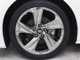 18インチアルミホイール(スパッタリング塗装/RS仕様専用)が装着されています。タイヤサイズ225/45R18