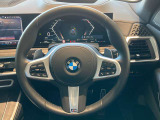 操作性に優れたステアリングは、BMWの走りを支える大事な部品です。オーディオやハンズフリー通話、クルーズコントロール関連の操作もこちらに集約されています。