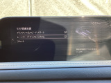 ブラインド・スポット・モニタリング (BSM) は、自車の後方から接近する車両の存在を知らせることにより、車線変更時の後方確認を支援するシステムです。