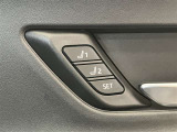 運転席ドアに運転席パワーシートのポジション設定が出来るドライビングポジションメモリースイッチが付いています