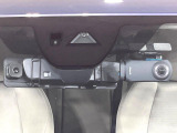 【スマートシティブレーキサポート】低速走行中に前方の車両等を認識し、衝突しそうな時は警報とブレーキで衝突回避と被害軽減をアシスト。より安全にドライブをお楽しみいただけます。
