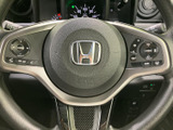 手元に各種スイッチが集約され、運転姿勢を保ちながら必要な操作を行いやすい配置です。メーターを見渡しやすく、日々の運転でも扱いやすさに配慮されています。