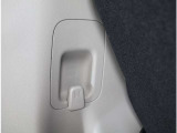 テールゲートを開けたトランクにある、お買い物袋等をさげておけるフックが嬉しいです♪