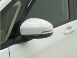 ◆ドアミラーウインカー◆ドアミラーにウインカーを装備しています。対向車に自身の進行方向を合図し安全に運転できます。