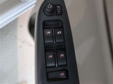 パワーウィンドーのスイッチですよ。運転席に居ながら窓の開け閉めのコントロールが出来ますよ。ロック機能で、子供がイタズラして窓を開けるという事もなくなりますよ。