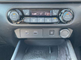 オートエアコン。運転席、助手席を温めるシートヒーターのスイッチです。