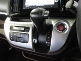 インパネシフトだから視線の移動も少なく足元もスッキリ。運転席もゆったりしているのでゆとりを持ってドライブできますね。