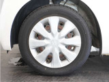 ◆純正ホイール装着車◆シンプルなデザインのホイールキャップ付きです。