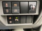 【運転席インパネスイッチ】安全装置関係のスイッチも操作しやすい位置に配置されています。