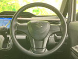 握りやすい形状で、運転中の向き調整を行いやすいステアリングです。前方のメーターも確認しやすい配置で、毎日の移動から遠出まで、運転席で自然に扱いやすい装備です。