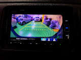 バックカメラの画像です。ガイドラインがスムースな車庫入れをサポートいたします。車庫入れの安心感がアップしますね。