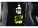 パンク修理キットを装備しています。最近は未使用のままで廃棄となるスペアタイヤが多いので、エコの観点からパンク修理キット付が増えています。軽量化によって燃費の向上にも一役かっているそうです。