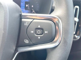 【ステアリングスイッチ】運転中、前方から目線をそらさずにオーディオ等の操作ができるよう、適切に配置されたスイッチ類。安心&快適なドライブを演出してくれる便利な機能です。