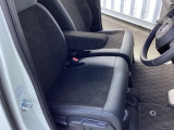 フロントシートです!!ベンチシートなので座席の移動もスムーズに出来ます!!足元も広く運転も楽ですよ!!