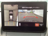 車体がシースルー(透過)して周囲の見通しを高めた設計の『360&deg;シースルービューモニター』を搭載。大きな車体でも、上空から見下ろす正確な視点で、狭い道や駐車をサポートします。