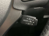 クルーズコントロール機能が付いています。 速度を設定するとアクセルを踏まなくても一定の速度で走ることができます。  高速道路ではとても便利な装置なんです。