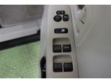 全ての窓が運転席から操作できます。今やほぼ当たり前ですが、無いと不便なアイテムですよね。ウインドウロックも装備しています。