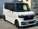 車幅いっぱいに伸びたフロントアクセサリLEDがボディーのワイド感を強調