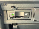 ETCユニットはグローブボックスの中に装着されています。こちらの車両はDSRC(ETC 2.0)に対応していますので、渋滞情報などリアルタイムでナビに反映されます。