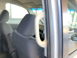 【アシストグリップ(2列目)】乗り降りの際にしっかり握れる位置にあり、スムーズな乗降をサポートします。