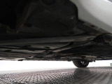 気になる中古車の下廻り。もちろん、納車時には整備スタッフによる点検を実施致しますので安心してご購入いただけます。
