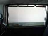 ◆スクリーンサンシェード◆日差しを和らげ、プライバシーの保護にも役立ちます。後部座席にお子様を乗車させるときも、ゆっくりお昼寝できます♪
