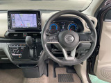 運転席まわりです。実際に座ってみて、乗り心地を体験してみてください,視界も良好です。